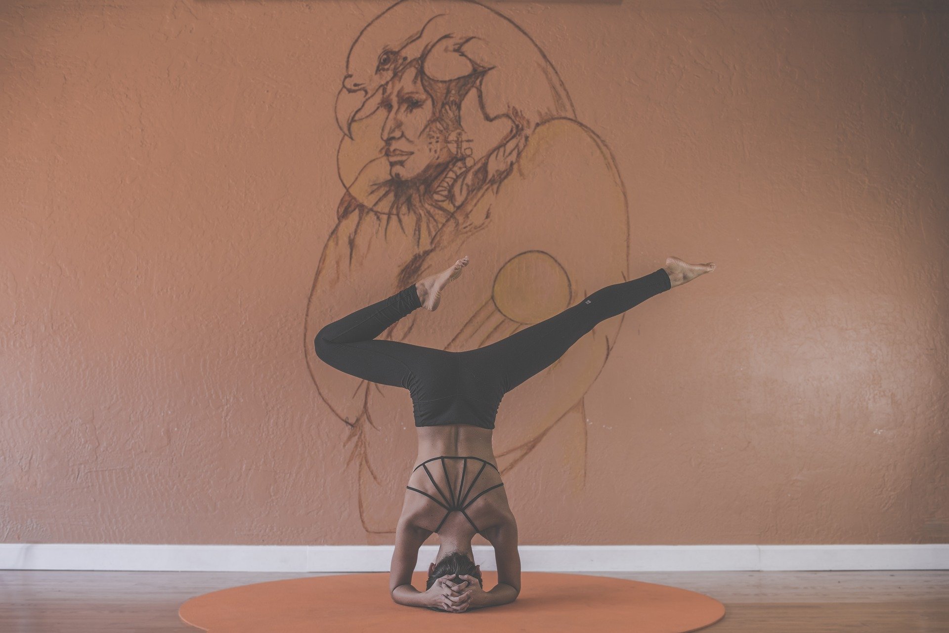 Kvinde dyrker yoga